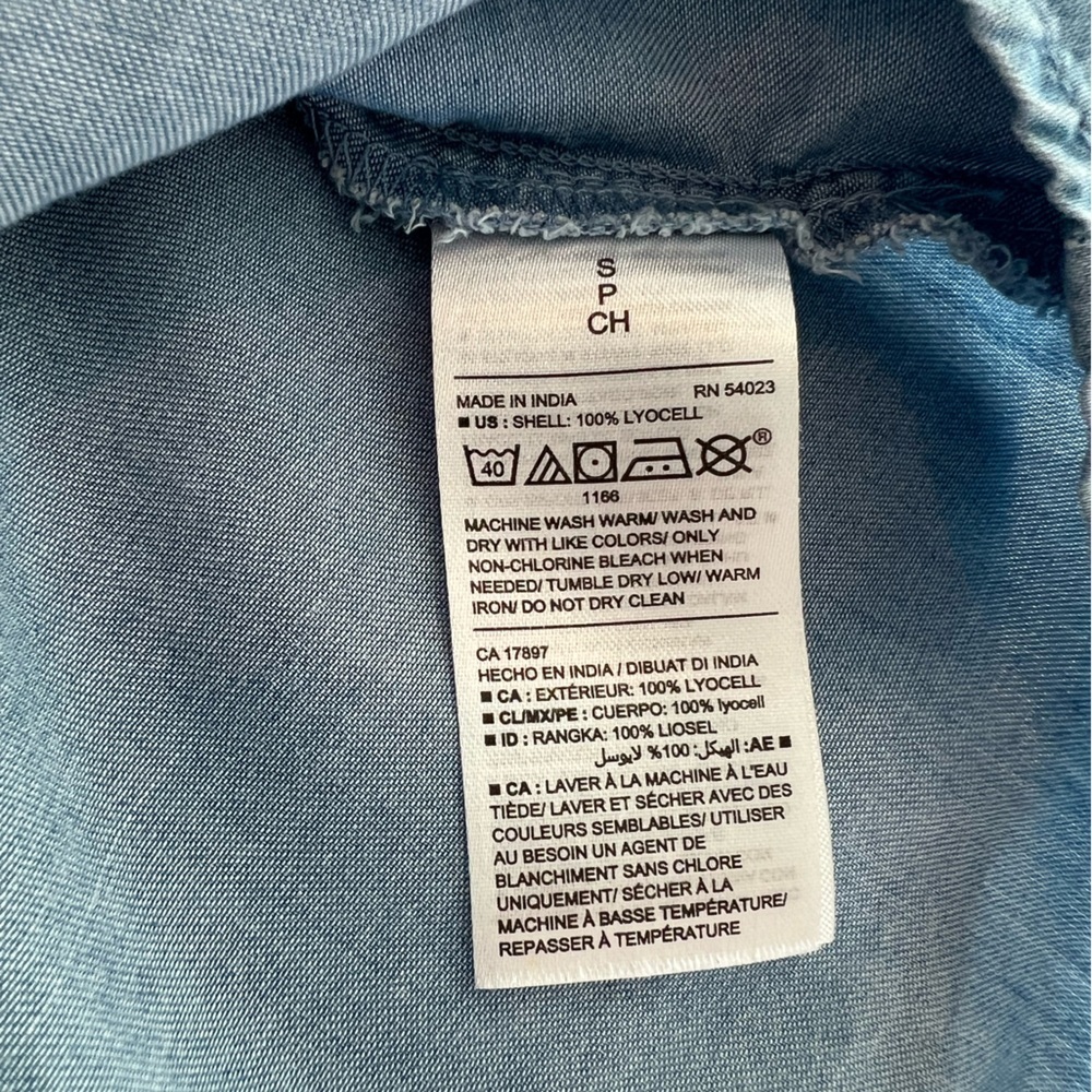 Old Navy Sleeveless Chambray Dress with Scoop Neck and Smocked Pleated Detail - Picture 8 of 8